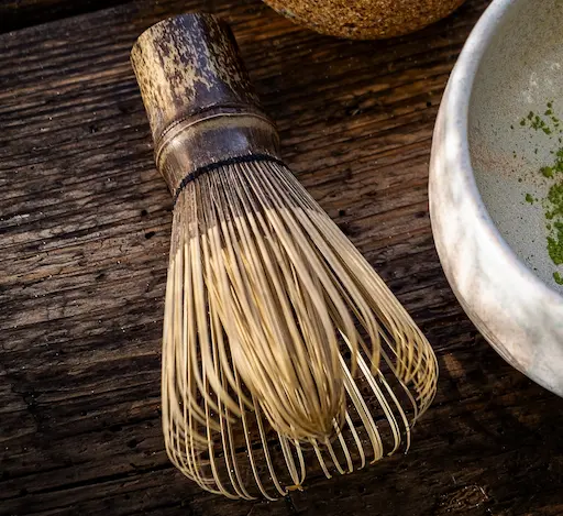 El chasen o batidor es uno de los accesorios de té matcha indispensables a  la hora de preparar té en polvo Japonés. Ayuda a que se mezcle…